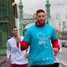 Berki Krisztián olimpiai bajnok tornászunk a 2. Európa-i játékok fáklyájával futott